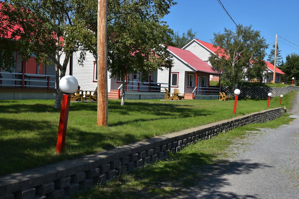 Motel Et Chalets Bo-Fleuve Evangeline Сен-Симеон Экстерьер фото