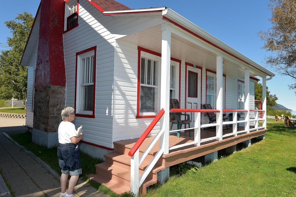 Motel Et Chalets Bo-Fleuve Evangeline Сен-Симеон Экстерьер фото
