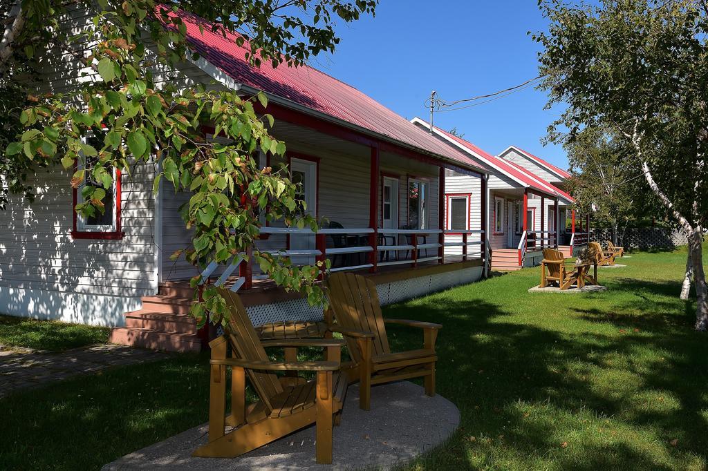 Motel Et Chalets Bo-Fleuve Evangeline Сен-Симеон Экстерьер фото