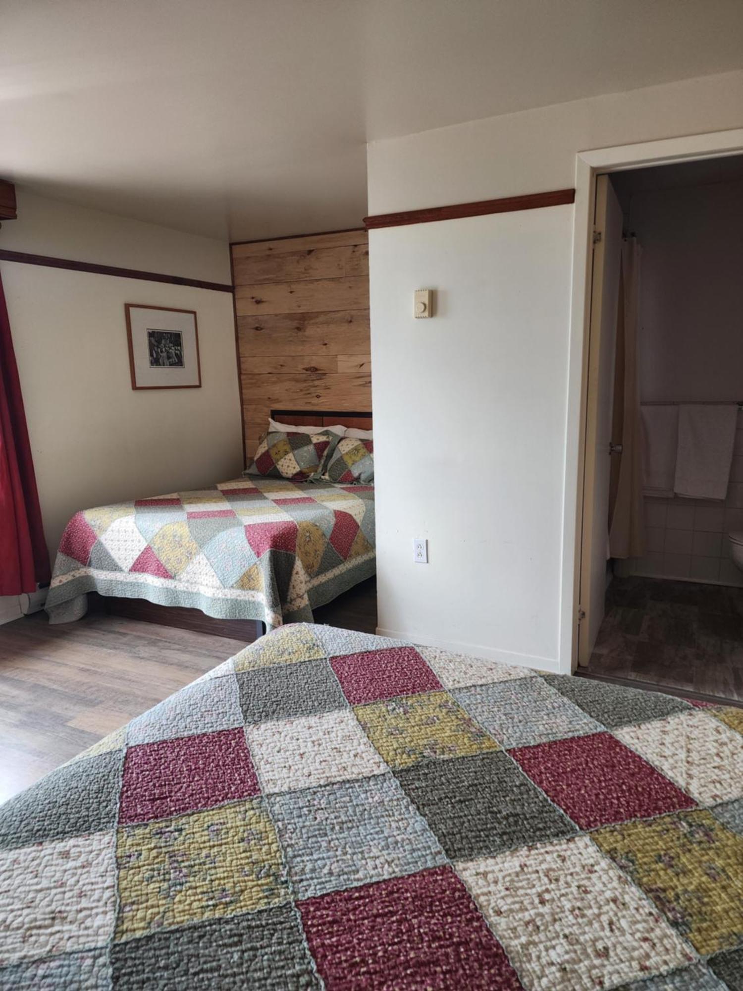 Motel Et Chalets Bo-Fleuve Evangeline Сен-Симеон Экстерьер фото