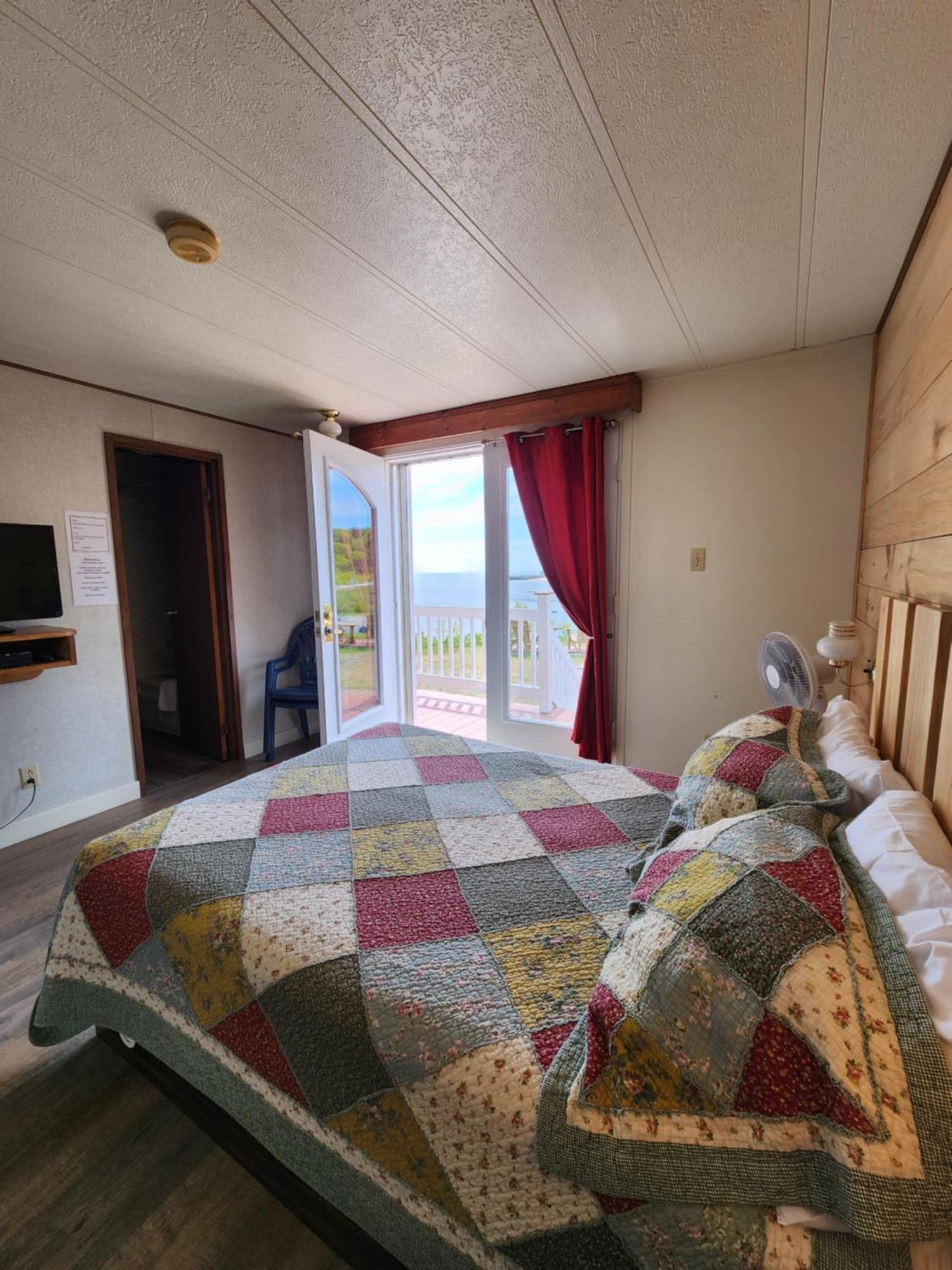 Motel Et Chalets Bo-Fleuve Evangeline Сен-Симеон Экстерьер фото
