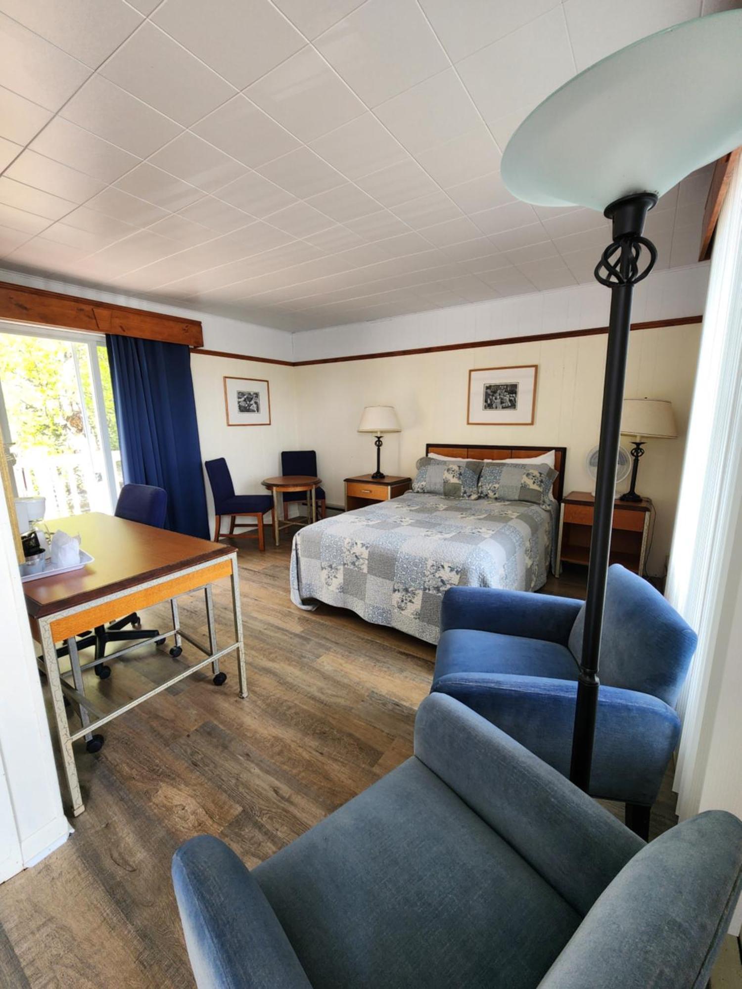 Motel Et Chalets Bo-Fleuve Evangeline Сен-Симеон Экстерьер фото