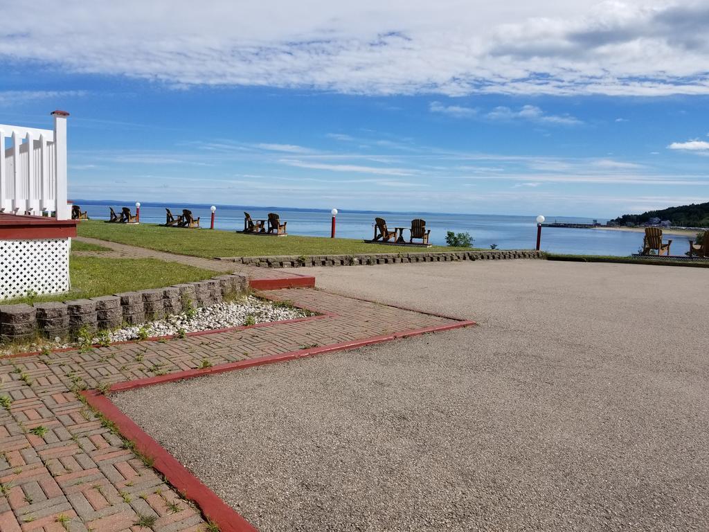 Motel Et Chalets Bo-Fleuve Evangeline Сен-Симеон Экстерьер фото